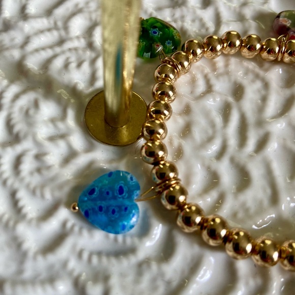 New in box. Stretchy beaded bracelet with 5 millefiori heart charms in colors - Picture 9 of 16